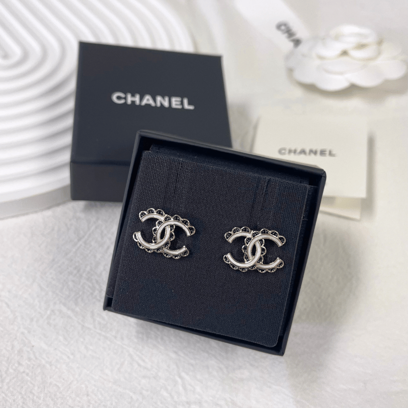 CHANEL CC logo 金色金屬及樹脂飾釘耳環（黑白色）